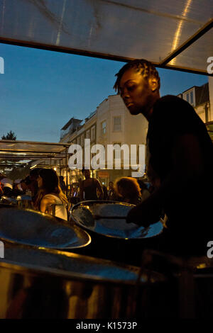 Die berühmten Mangroven Steel Band proben für das Notting Hill Karneval am Allerheiligen Road, London, UK Stockfoto