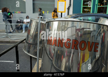 Die berühmten Mangroven Steel Band proben für das Notting Hill Karneval am Allerheiligen Road, London, UK Stockfoto