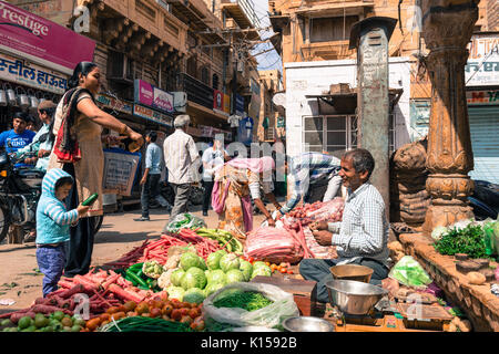 JAISALMER, Rajasthan, Indien - 07 März, 2016: Weitwinkel Bild der indischen Männer Gemüse verkaufen auf die Straße Markt in Jaisalmer, bekannt als Golden C Stockfoto