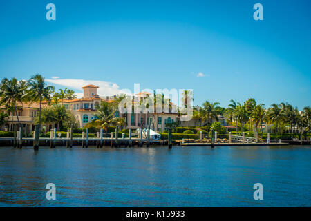 FORT LAUDERDALE, USA - 11. JULI 2017: Schöne Aussicht auf New River mit Riverwalk promenade Hochhaus Eigentumswohnung Gebäude und Yachten in Fort Lauderdale, Florida Stockfoto