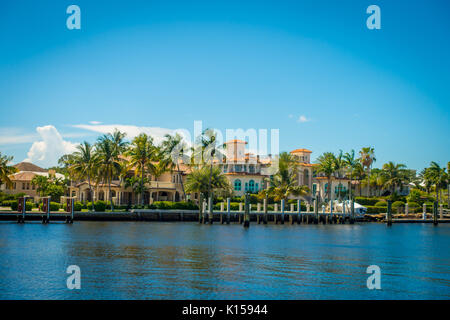 FORT LAUDERDALE, USA - 11. JULI 2017: Schöne Aussicht auf New River mit Riverwalk promenade Hochhaus Eigentumswohnung Gebäude und Yachten in Fort Lauderdale, Florida Stockfoto