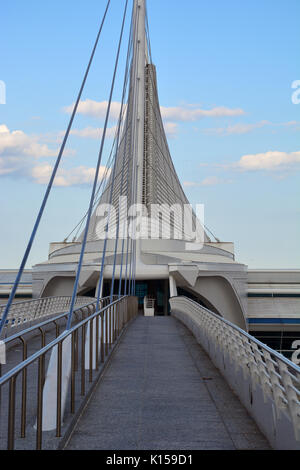 Die reiman Brücke zum Seeufer hinaus 2001 an die Milwaukee Museum der Kunst, die von Santiago Calatrava. Stockfoto