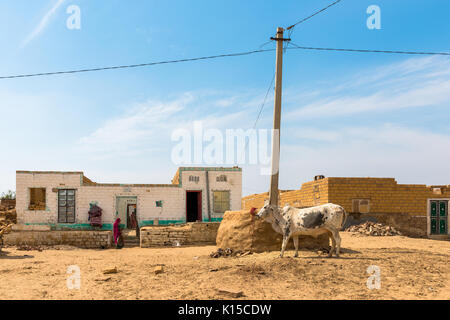 RAJASTHAN, INDIEN - 07 März, 2016: Weitwinkel Bild der traditionellen Häuser in der Wüste Thar, in der Nähe von Jaisalmer, die Goldene Stadt in Indien. Stockfoto