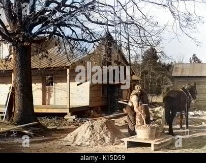 Afrikaner - Farm Security Administration Rehabilitation client Mischen von Zement in den Bau seines neuen Hauses, Raleigh, North Carolina, 1938 verwendet werden. Von der New York Public Library. Hinweis: Das Bild hat digital über ein modernes Prozess eingefärbt worden. Farben möglicherweise nicht sein - genau. Stockfoto