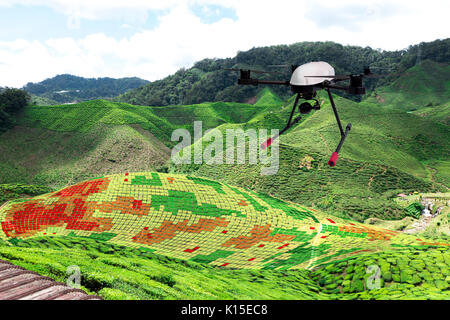 Intelligente Landwirtschaft, Bauernhof, Präzision Landwirtschaft Konzept. Drohne und NIR Bilder Anwendungsbildschirm zur Erstellung der Bereich Gesundheit Karten für normalisieren differenc Stockfoto