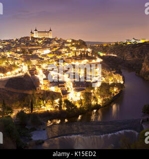 Blick auf den Fluss Tajo mit Alcazar, Toledo, Kastilien-La Mancha, Spanien Stockfoto