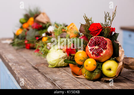 Bunte winter Blumensträuße von Obst und Gemüse. Stockfoto