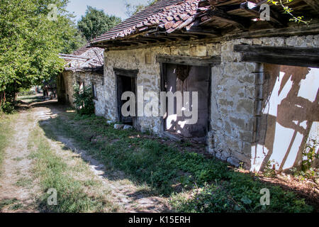 Auf dem Land, in den Osten Serbien - die Ruinen einer ehemaligen Weingut Stockfoto