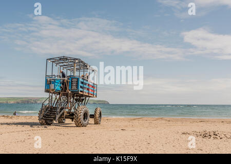 Ein Meer Traktor führt die Besucher auf Burgh Island von Bigbury-on-Sea, Devon, Großbritannien. Stockfoto