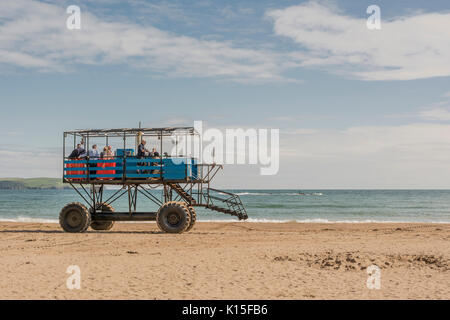 Ein Meer Traktor führt die Besucher auf Burgh Island von Bigbury-on-Sea, Devon, Großbritannien. Stockfoto