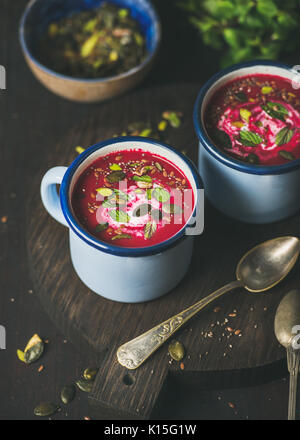 Detox vegan Rote-Bete-Suppe mit Minze, Pistazien und Samen Stockfoto