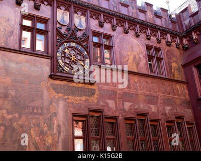 Uhr und Fresken im Innenhof des Basler Rathauses Stockfoto