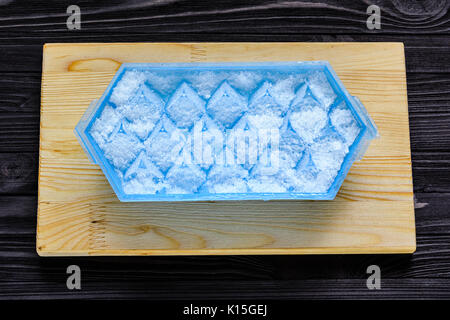 Ein Kunststoff blau ice cube Tray mit Frost auf es Stockfoto