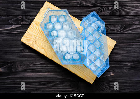 Ein Kunststoff blau ice cube Tray mit Eiswürfel Stockfoto