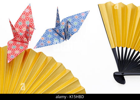 Golden folding Fan und origami Vogel auf weißem Hintergrund Stockfoto