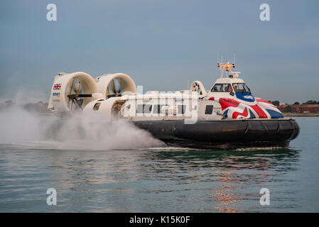 Solent Flyer Hovercraft macht am frühen Morgen Ankunft in Portsmouth & Southsea Hovercraft Terminal, Großbritannien am 16. August 2017. Stockfoto