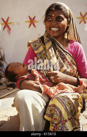 Dorf Frau mit ihrem Baby in der Nähe von Jaipur, Rajasthan, Indien Stockfoto