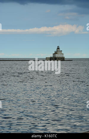 Die Harbour Breakwater Leuchtturm im Jahr 1918 für die Stadt Manitowoc am Lake Michigan errichtet und markiert die Wisconsin Hafen für die Autofähre SS Dachs. Stockfoto