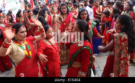 Hinduistische Frauen tanzen während der Feierlichkeiten von Teej Festival in Kathmandu, Nepal. Teej Festival wird von verheirateten Frauen gefeiert durch schnelle unter Lord Shiva und für ein langes und gesundes Leben ihres Ehemanns zu Ehren und auch für eheliche Glück, Wohlergehen der Ehegatten und Kinder und Reinigung von Körper und Seele, während unverheiratete Mädchen auch schnell an diesem Tag für einen guten Mann beobachten. (Foto durch Archana Shrestha/Pacific Press) Stockfoto