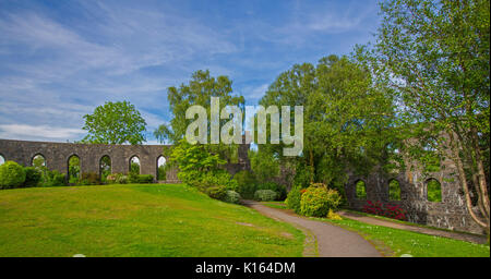 Panoramablick auf Abschnitt der historischen McCaig's Tower, ungewöhnliche Struktur mit Bögen in den öffentlichen Park unter blauem Himmel in der Stadt Oban, Schottland Stockfoto