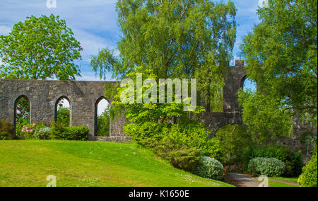 Panoramablick auf Abschnitt der historischen McCaig's Tower, ungewöhnliche Struktur mit Bögen in den öffentlichen Park unter blauem Himmel in der Stadt Oban, Schottland Stockfoto