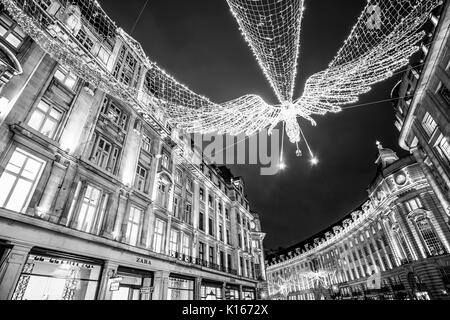 Riesige Engel aus Lichter über der Regent Street in London zur Weihnachtszeit - LONDON/ENGLAND - Dezember 6, 2017 hängen Stockfoto