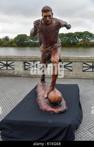 Buenos Aires, Argentinien - 28.Juni 2016: Die Skulptur der Fußball-Star Lionel Messi am Paseo de la Gloria in Buenos Aires. Stockfoto