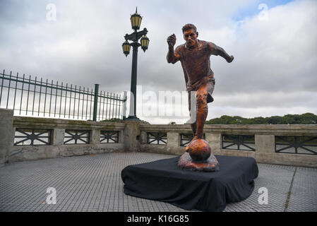 Buenos Aires, Argentinien - 28.Juni 2016: Die Skulptur der Fußball-Star Lionel Messi am Paseo de la Gloria in Buenos Aires. Stockfoto