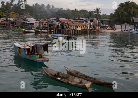 Sea Gypsy Boote und schwimmende Dorf Gehäuse auf Mabul Island, Borneo Stockfoto