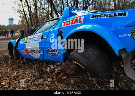 Moskau, Russland - 18.April 2015: Absturz der Lancia Stratos HF russischen Fahrer Alibekov Alexandr und Co - Treiber Uperenko Oleg an der Rallye Masters zeigen. Stockfoto