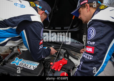 Moskau, Russland - 18.April 2015: Unbekannter Treiber funktionieren unter der VW Polo Motorhaube während der Rallye Masters Show 2015. Stockfoto