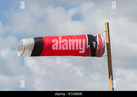 Windsack weht im Wind vor tropischen landcape auf Martinique, Karibik Stockfoto