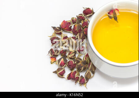 Rose Kaffee Tasse mit Bud Tea Rose auf weißem Hintergrund Stockfoto