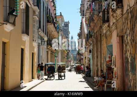 Havanna, Kuba - Juni 7, 2015: Schmale Residential & Commercial Street in der Hauptstadt kommunistische Nation Stockfoto