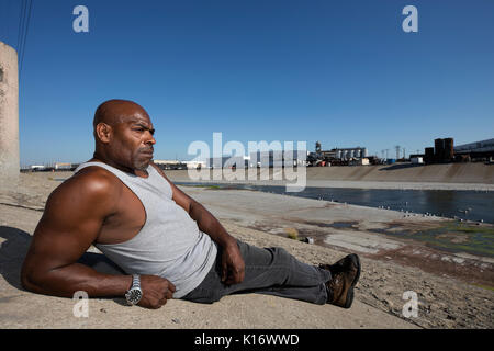 Juan König, Bruder von Rodney King, mit Blick auf den La River. Einer der Orte, die er lebte, als er obdachlos war. Los Angeles, CA 28. Juli 2017 Stockfoto