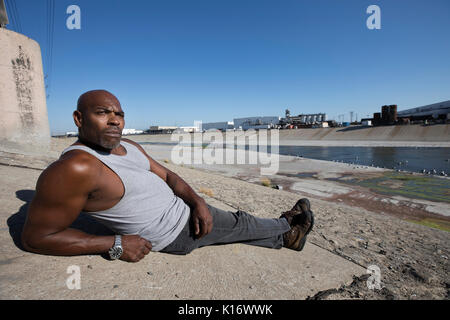 Juan König, Bruder von Rodney King, mit Blick auf den La River. Einer der Orte, die er lebte, als er obdachlos war. Los Angeles, CA 28. Juli 2017 Stockfoto