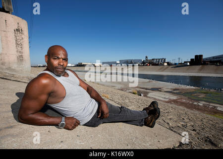 Juan König, Bruder von Rodney King, mit Blick auf den La River. Einer der Orte, die er lebte, als er obdachlos war. Los Angeles, CA 28. Juli 2017 Stockfoto