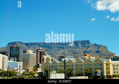 Kapstadt, Südafrika - 30. Dezember 2008: Gewerbliche Bauten von der Victoria & Alfred Waterfront gesehen Stockfoto