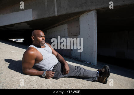 Juan König, Bruder von Rodney King, mit Blick auf den La River. Einer der Orte, die er lebte, als er obdachlos war. Los Angeles, CA 28. Juli 2017 Stockfoto