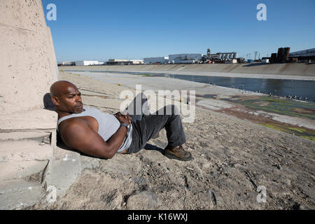 Juan König, Bruder von Rodney King, mit Blick auf den La River. Einer der Orte, die er lebte, als er obdachlos war. Los Angeles, CA 28. Juli 2017 Stockfoto