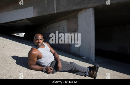 Juan König, Bruder von Rodney King, mit Blick auf den La River. Einer der Orte, die er lebte, als er obdachlos war. Los Angeles, CA 28. Juli 2017 Stockfoto