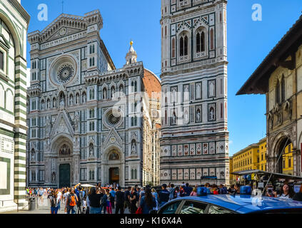 Die Piazza del Duomo in der historischen Altstadt von Florenz mit der Kathedrale von Florenz, von Giotto oder Glockenturm und dem Baptisterium Stockfoto