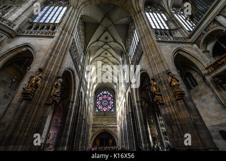 Die gotische Interieur der Metropolitan Kathedrale des heiligen Veit, Wenzel und Adalbert oder St. Veitsdom in Prag, Tschechische Republik Stockfoto