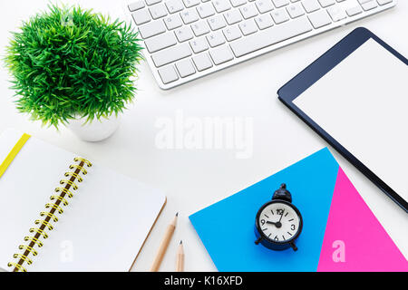 Moderne Büro Schreibtisch mit Computer Leer notebook Bleistift mit Kopie Raum in der Mitte Stockfoto