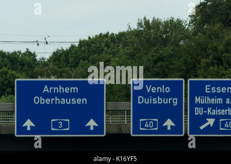 Autobahn-Schild, direktionale unterzeichnen auf der Autobahn A 3, Richtung Venlo, Duisburg, Essen, Mülheim an der Ruhr, Oberhausen, Arnheim und Autobahn überqueren Ka Stockfoto