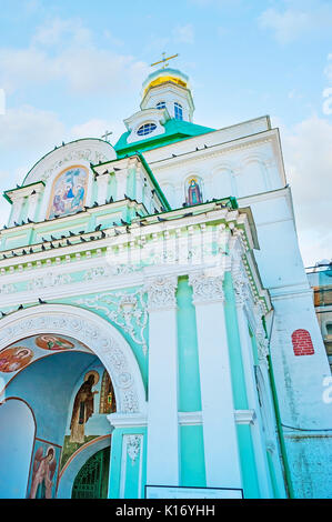 Die Fassade der Heiligen Pforte des Hl. Sergius Trinity Lavra mit Reliefs und Mustern verziert ist, der Bogen ist mit Ikonen und Fresken bedeckt, Sergiyev Posa Stockfoto