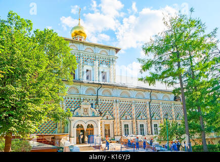 SERGIYEV Posad, Russland - 29. JUNI 2013: Refektorium der Kirche des Hl. Sergius von Radonezh in St. Sergius Trinity Lavra entfernt und dekoriert mit gemalten und Stockfoto