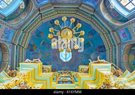 SERGIYEV Posad, Russland - 29. JUNI 2013: die Kuppel der Kirche von Smolensk Ikone der Mutter Gottes mit farbigen Fresken und malerische goldene Leuchter, St Se Stockfoto