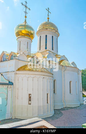 Die Apsis der Nikon Kapelle der Dreifaltigkeit Kathedrale in St. Sergius Lavra, die Gebäude hat goldene Kuppeln und sind mit Symbolen verziert, Sergiyev Posad, Russ Stockfoto