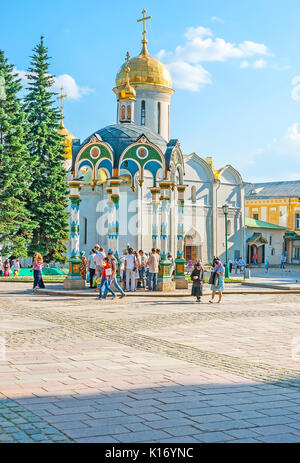 SERGIYEV Posad, Russland - 29. JUNI 2013: Der zentrale Platz des Hl. Sergius Lavra mit dem Heiligen Wasser Brunnen im malerischen Pavillon und Trinity Cathedral o Stockfoto